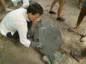 Vera legt uit hoe de lakens met cement om de bladen gemaakt moeten worden.