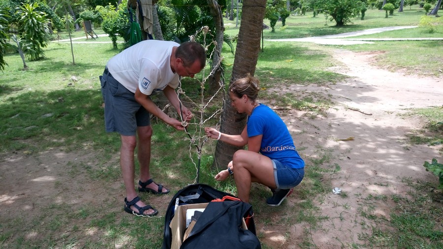 Charlotte en Arjan maken een blad met sisaltouw.