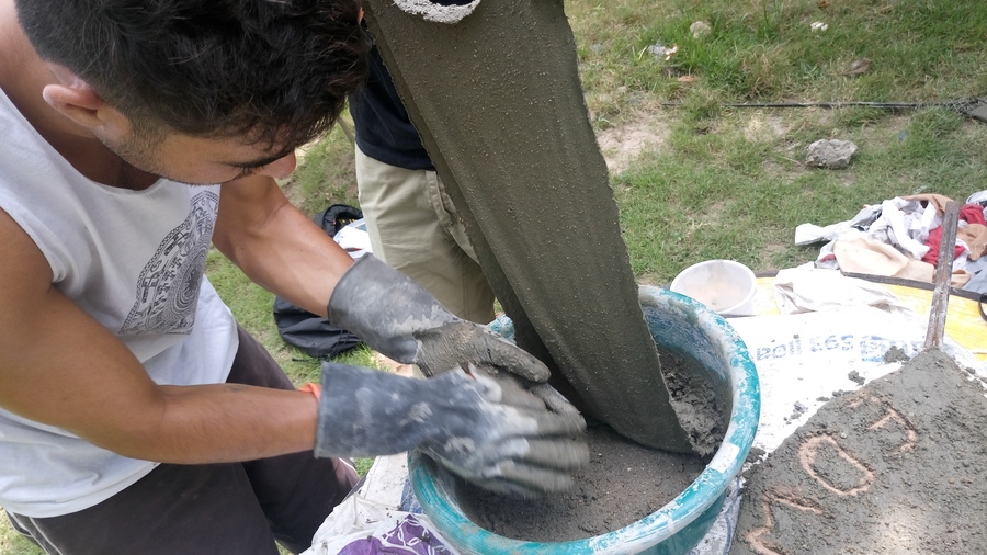 Concrete mache method to cover a leaf.