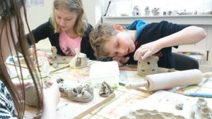 Kinderen ontwerpen nieuwe beelden voor de CoralGarden op de Duikvaker 2016.