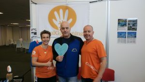Marcel wordt in het zonnetje gezet voor zijn sponsoring.