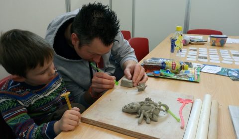 Jong en oud vermaken zich bij de workshop Koraal Tuinieren.