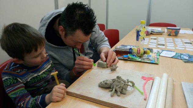 Jong en oud vermaken zich bij de workshop Koraal Tuinieren.