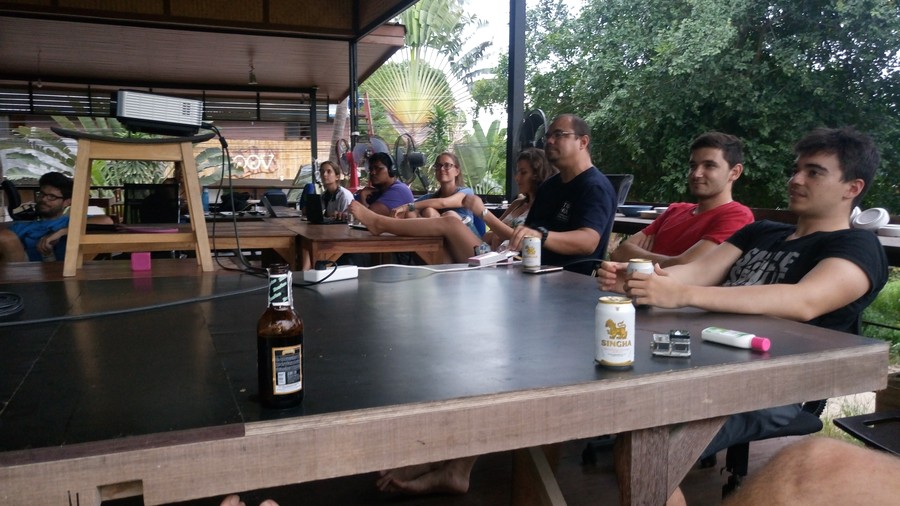 DigitalNomads luisteren aandachtig naar de lezng over koraal in de TaoHub.