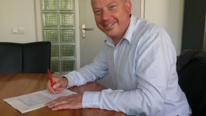 Frank tekent de statuten.