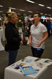 Vera legt aan een van de vele bezoekers uit wat CoralGardening doet. 