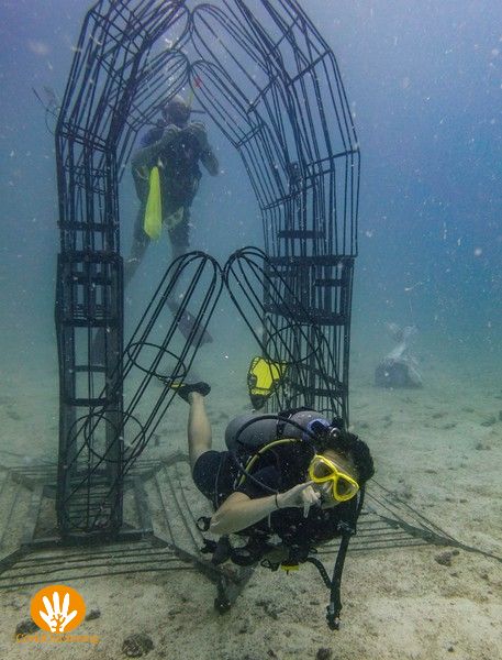De eerste swim-through door de Thai Wai handen.
