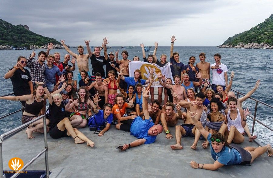 Het EcoDay-team dat meegedaan heeft aan de reefcleanup en de constructie van de Thai Wai handen