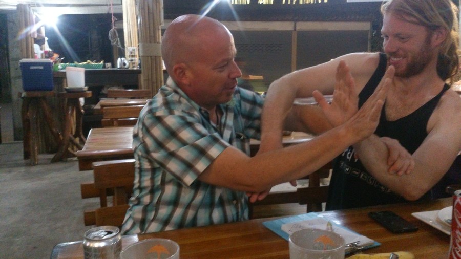 Emiel and Frank are dsicussing how to build a foot for a flower.