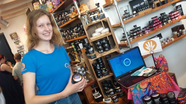 Esmee vertelt over CoralGardening in de Lush winkel in Den Bosch