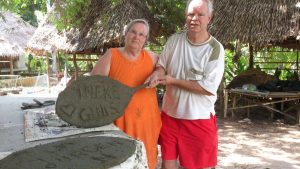 Ineke en Guus tonen trost de door hun gedoneerde bladen.