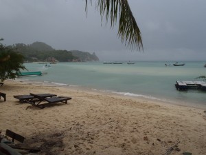 Verlaten stranden en donkere wolken