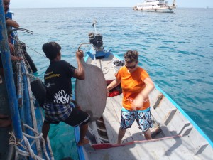 Van de longtail boot overbrengen naar de "duikboot"