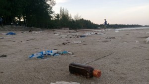 Energy-drink heb je wel nodig om dit strand schoon te krijgen
