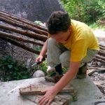 Vera maakt de mal van afval hout..