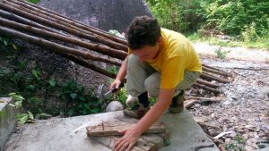 Vera maakt de mal van afval hout..
