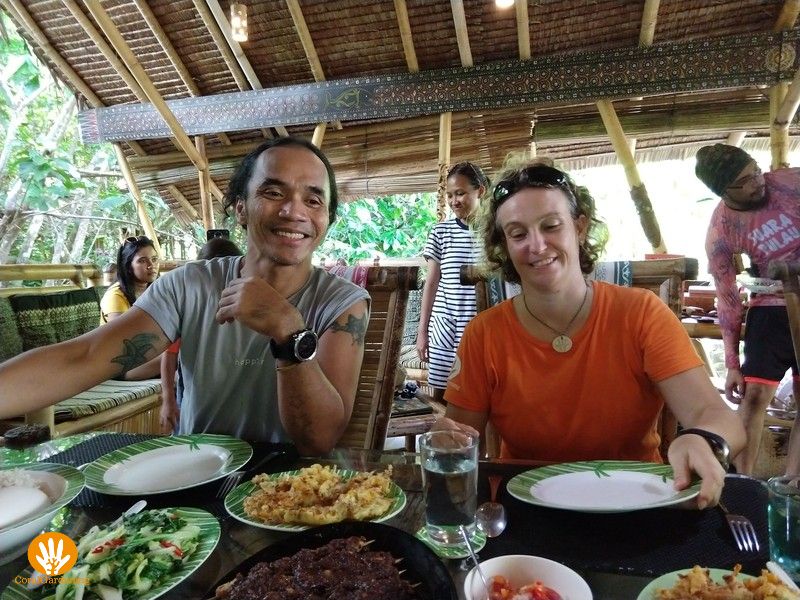 Lunch met Kaka Slank in Mimpi Indah Resort voordat ze gaan duiken.