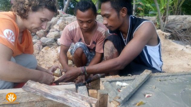 Fruit wordt in het beton geplaatst