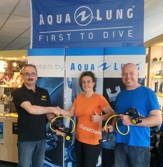 Donatie van 2 Aqua Lung door Gard van Megadiving aan