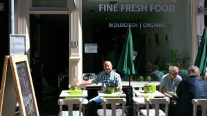 Een haai staat bij Fine Fresh Food, ons favoriete lunchroom in Den Haag.