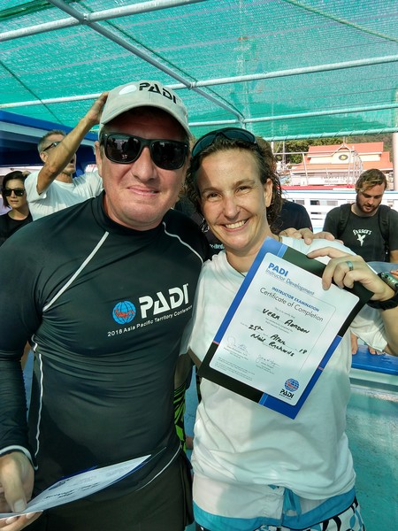 Vera samen met Neil en haar diploma.