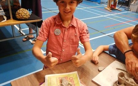 Trots op zijn werk tijdens de workshop KoraalTuinieren.